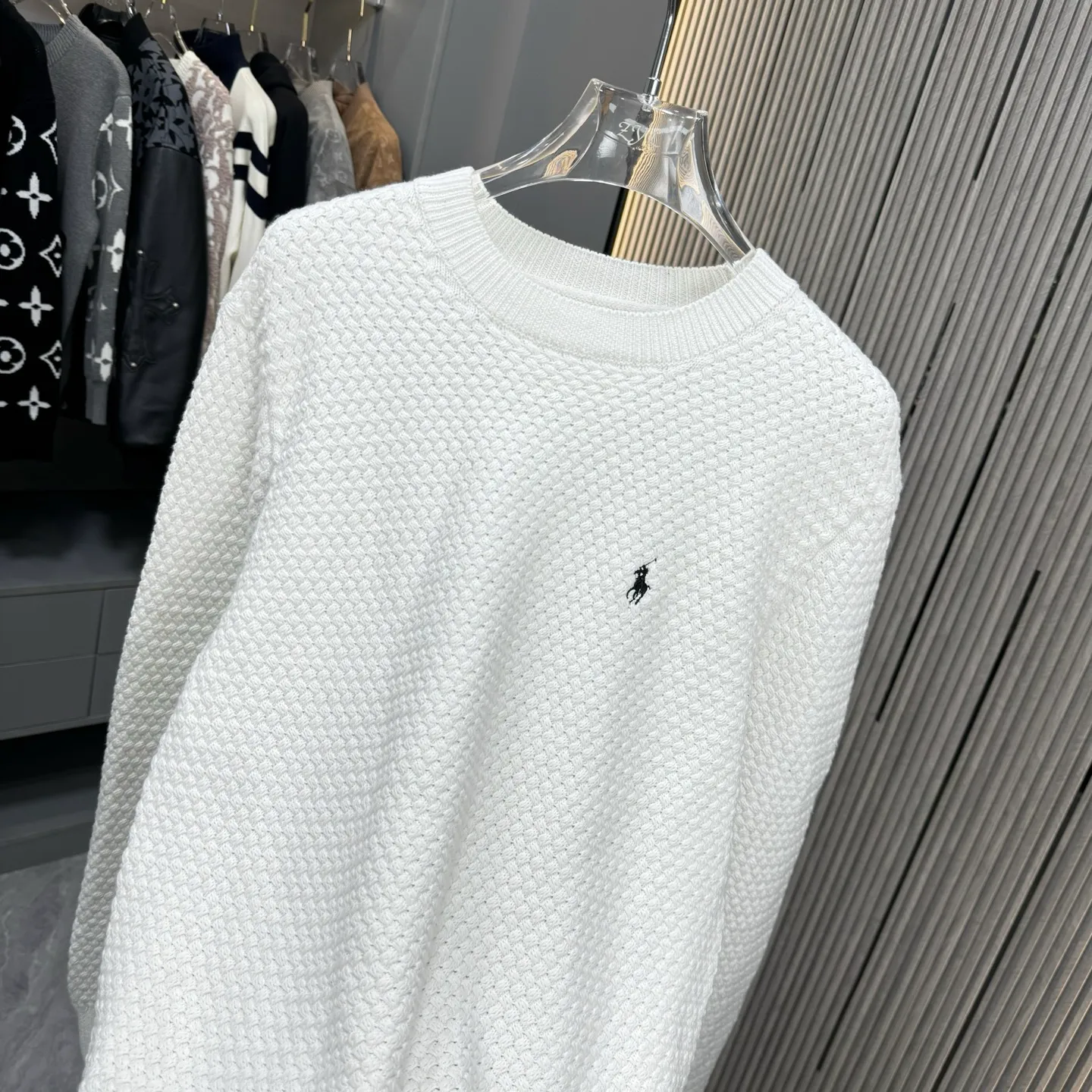 P290 Ralph Lauren 25FW crew neck sweater. The fabric is made of top-quality cashmere yarn. The new autumn and winter Oblique jacquard knitted cashmere sweater has a double-sided wearable design and is made of high-quality cashmere material. After fine weaving process, it presents a soft and comfortable touch and excellent thermal performance. The iconic Oblique jacquard pattern is perfectly presented through precision knitting technology. It can be worn on both sides, showing different style charms. The round neck design is simple and elegant, suitable for various matching occasions. Exquisite knitting technology ensures that the clothes are not easily deformed and remain crisp and long-lasting. The double-sided design concept reflects LV's perfect balance of practicality and fashion. Each sweater undergoes strict quality inspection to ensure that the quality meets the brand's consistently high standards. This knitted item combines warmth and style, making it an exquisite addition to your autumn and winter wardrobe. Size:S/M/L/XL